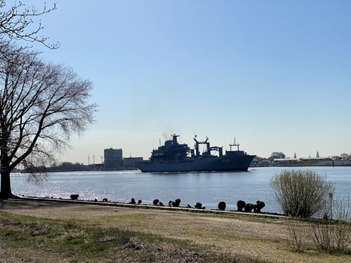 Containerschiff auf der Elbe