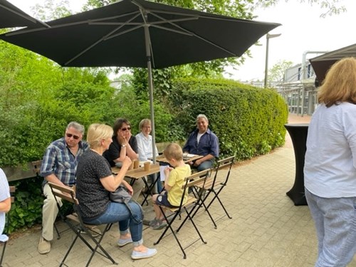 Nachbarschaftstreff in Norderstedt - Leute unterm Sonnenschirm