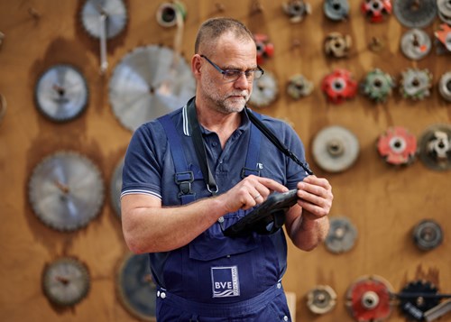 Mann mit Tablet in Werkstatt