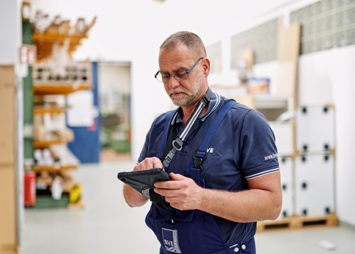 Mann mit Tablet in Werkstatt