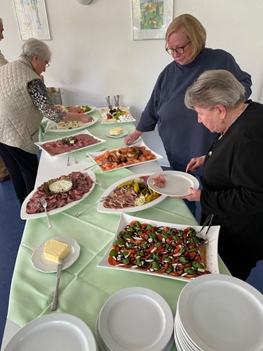 Frauen am Buffet