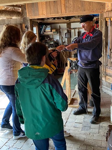 Kinder und Mann im Museumsdorf